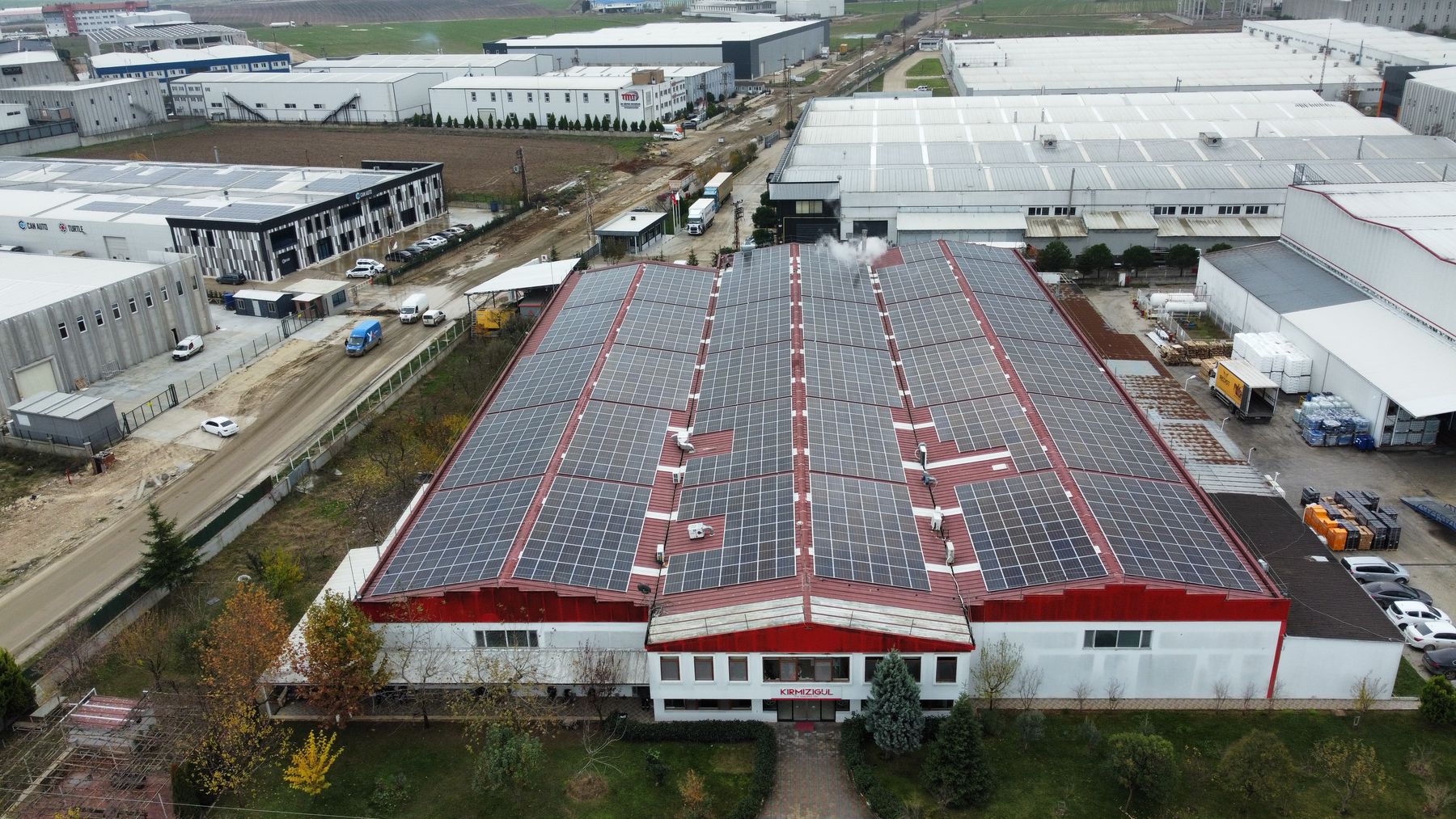 Güneş panelleriyle kaplı fabrika çatısı